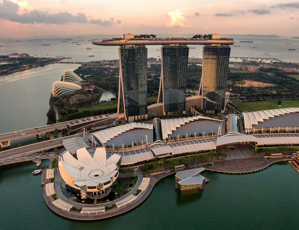 新加坡滨海湾金沙与城市天际线的黄昏夜景